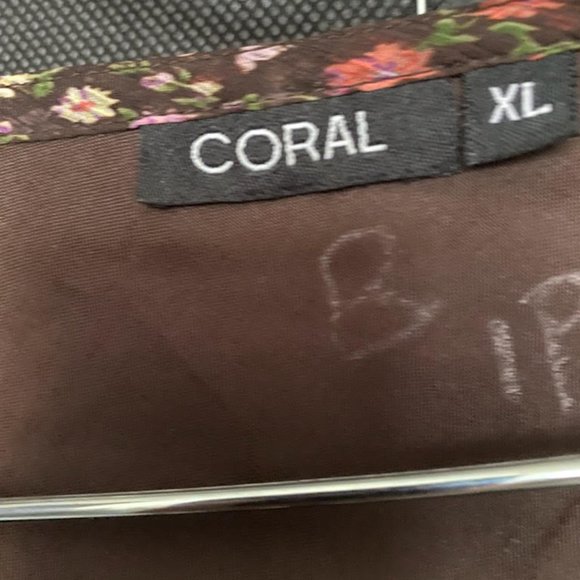 NWT" CORAL"  FLORAL  TOP /BLOUSE   V -NECK - Picture 3 of 4